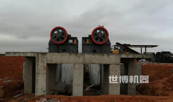 顎式破碎機(jī)安裝現(xiàn)場