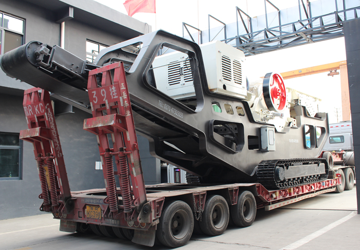 履帶式建筑垃圾處理設(shè)備裝車(chē)發(fā)貨中